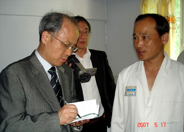 김창엽원장이 평양의학대학병원 의료진으로 부터  북한어린이 백혈병 현황 설명을 듣고 있는 사진