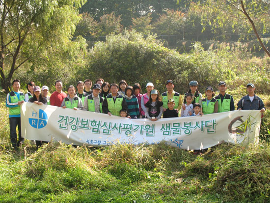 서초구 양재천에서의 샘물봉사단원들의 단체사진