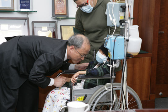 서울삼성병원에서 소아암 환아에게 치료비와 격려금을 전달하고 환아의 빠른 쾌유를 기원하는 김창엽 원장 사진
