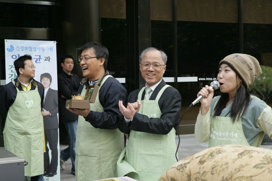 아름다운 가게 행사에서 김창엽 원장의 물품이 경매로 진행되고 있는 사진