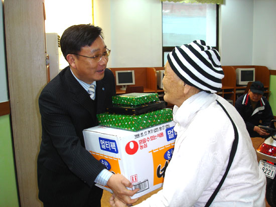 독거노인을 방문하여, 생필품 전달 사진