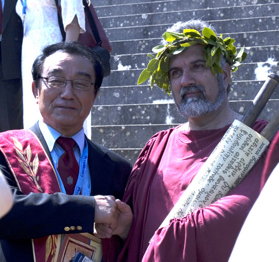 히포크라테스 휘장 및 감사패를 수여받고  W. R. E. Jamieson학회장과 기념촬영 사진