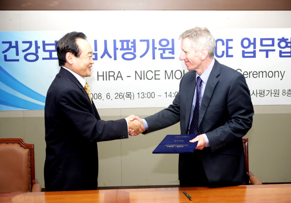 영국 NICE와 업무협약(MOU)체결 사진