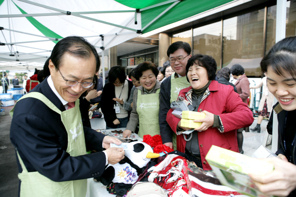 2008년 하반기 "아름다운 가게" 개회선언을하는 송재성 원장