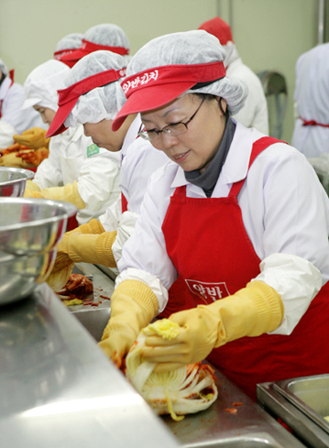 샘물봉사단원들과 함께 사랑의 김장 김치를 만들고 있는 김보연 업무이사