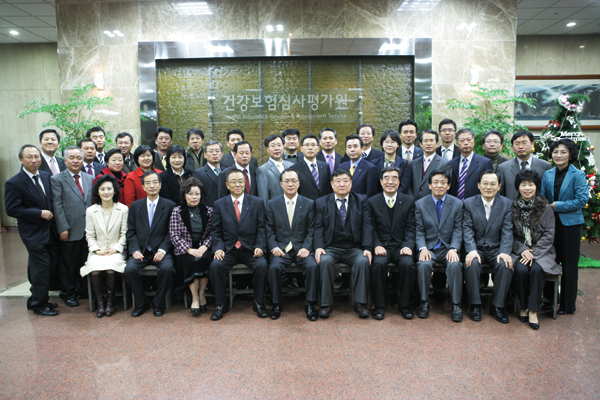 제4기 심사평가최고위자과정(HIRA   Executive  Leader   Program)수료를 축하하고 기념촬영하는 H.E.L.P와 임원진