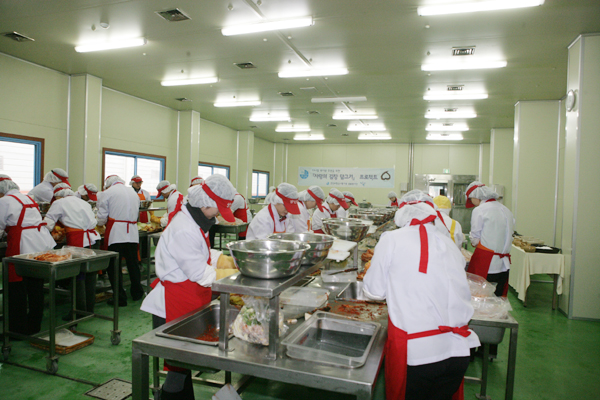 샘물봉사단원들과 함께 사랑의 김장 김치를 만들고 있는 사진 샘물봉사단원들과 함께 사랑의 김장 김치를 만들고 있는 사진