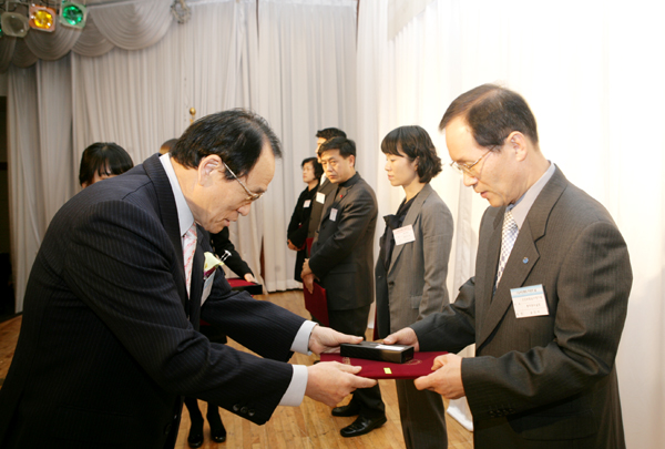아동발달지원계좌(CDA) 브랜드 선포식 CDA사업에 기여한 공을 인정받아 보건복지부 장관상을 수여받는 윤인석 총무관리실장