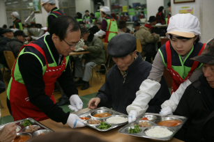 급식 봉사를 하는 송재성 원장 사진 급식 봉사를 하는 송재성 원장 사진