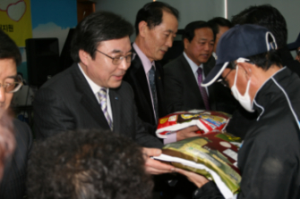 설명절 맞이 사랑나눔 행사 중 사랑의 쌀 전달 사진 설명절 맞이 사랑나눔 행사 중 사랑의 쌀 전달 사진