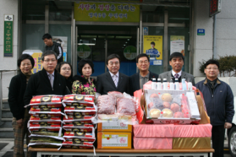 설명절 맞이 사랑나눔 행사 중 보호시설에 필요물품 전달 사진 설명절 맞이 사랑나눔 행사 중 보호시설에 필요물품 전달 사진