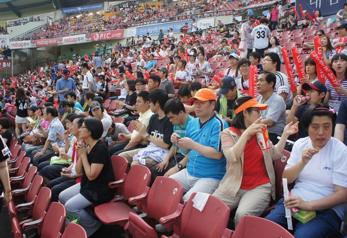 심사평가원 가족봉사단원들과 시각장애인의 야구관람 사진