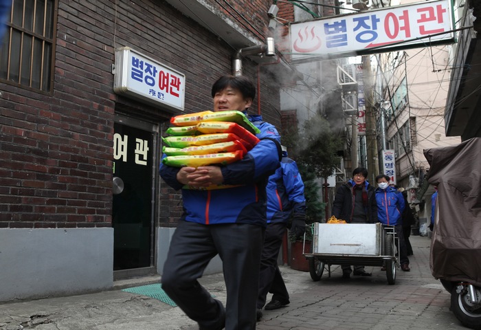 공감이 있는 나눔행사 생필품 전달 사진