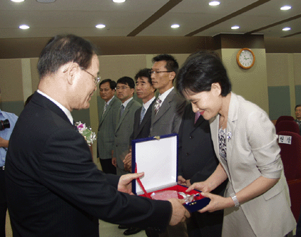 창립 5주년 기념식에서 감사패 전달 사진