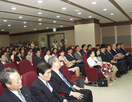 창립 5주년 기념식에는 임직원이 참석한 가운데 시행되고 있는 사진